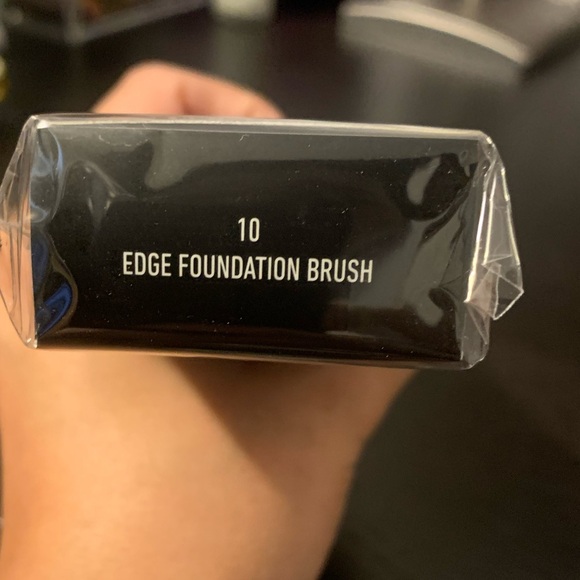 Kat Von D Edge Foundation Brush - Picture 3 of 3
